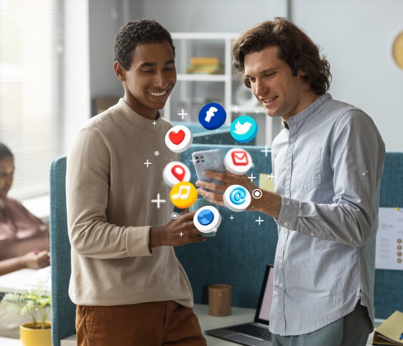 coup-moyen-hommes-tenant-smartphone